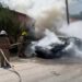 Bomberos sofocaron el incendio del vehículo y auxiliaron a la conductora lesionada; sus dos hijos menores resultaron ilesos.