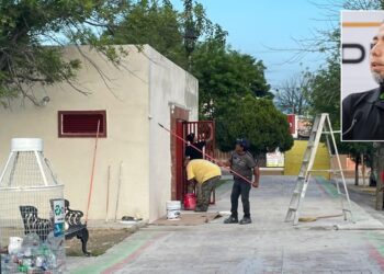 Los baños de la plaza de Villa de Fuente, una obra anunciada para concluir en 45 días y que casi medio año después permanece sin ser entregada.