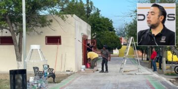 Los baños de la plaza de Villa de Fuente, una obra anunciada para concluir en 45 días y que casi medio año después permanece sin ser entregada.