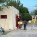 Los baños de la plaza de Villa de Fuente, una obra anunciada para concluir en 45 días y que casi medio año después permanece sin ser entregada.