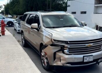 Elementos de Seguridad Pública y Bomberos acudieron al cruce de Morelos y Doctor Mier para atender un accidente vial que dejó daños materiales.