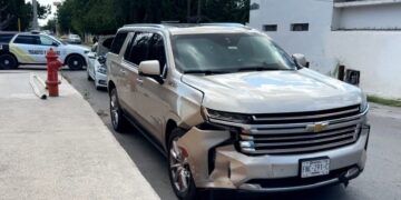 Elementos de Seguridad Pública y Bomberos acudieron al cruce de Morelos y Doctor Mier para atender un accidente vial que dejó daños materiales.