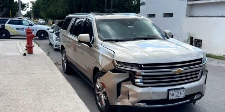 Elementos de Seguridad Pública y Bomberos acudieron al cruce de Morelos y Doctor Mier para atender un accidente vial que dejó daños materiales.