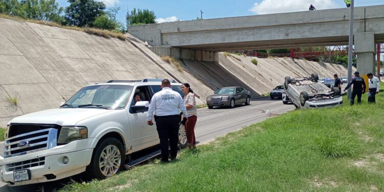 Choque entre dos vehículos provoca volcadura.