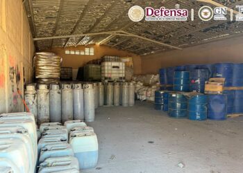 Golpe histórico al narco: decomisan 24 mil 400 litros de metanfetamina líquida en Sinaloa.