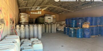 Golpe histórico al narco: decomisan 24 mil 400 litros de metanfetamina líquida en Sinaloa.