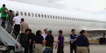 Corte federal avala reactivación de deportación exprés impulsada por Trump.