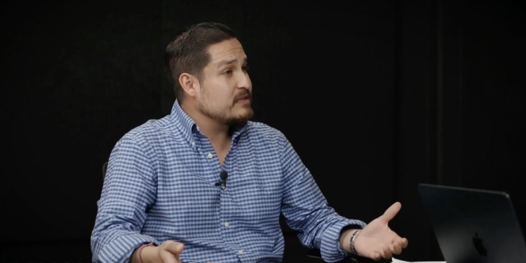 Eduardo Morales señaló que fotografías y dictámenes periciales integrados a una carpeta de investigación documentan las lesiones que observó en su hija.