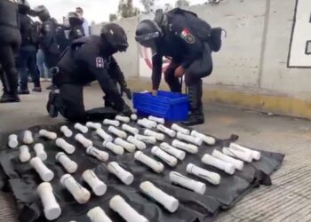 Decomisan explosivos artesanales en autobús de normalistas durante operativo carretero.