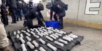 Decomisan explosivos artesanales en autobús de normalistas durante operativo carretero.