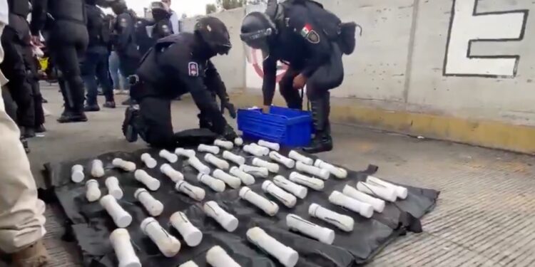 Decomisan explosivos artesanales en autobús de normalistas durante operativo carretero.