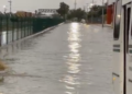 Un camión de transporte de personal quedó anegado sobre la avenida Rassini tras las lluvias registradas durante la madrugada; trabajadores señalaron que la acumulación de agua se concentra frente al nuevo muro de Ferromex.