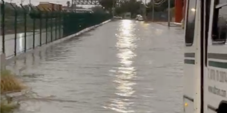 Un camión de transporte de personal quedó anegado sobre la avenida Rassini tras las lluvias registradas durante la madrugada; trabajadores señalaron que la acumulación de agua se concentra frente al nuevo muro de Ferromex.