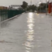 Un camión de transporte de personal quedó anegado sobre la avenida Rassini tras las lluvias registradas durante la madrugada; trabajadores señalaron que la acumulación de agua se concentra frente al nuevo muro de Ferromex.