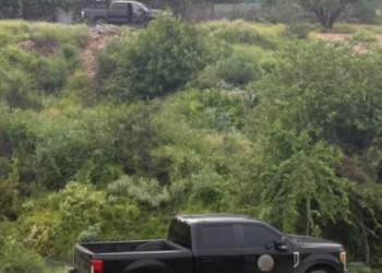 Autoridades resguardaron el área donde fue localizado el cuerpo en el sector Villa Campestre, en Piedras Negras.