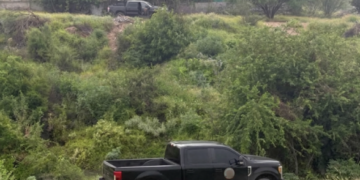 Autoridades resguardaron el área donde fue localizado el cuerpo en el sector Villa Campestre, en Piedras Negras.