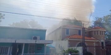 Incendio consume vivienda en la colonia Mundo Nuevo.
