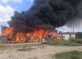 Elementos de Bomberos y corporaciones de apoyo controlaron un incendio que afectó al menos cinco viviendas en la colonia Periodistas de Piedras Negras.