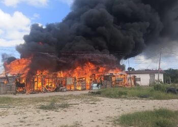 Elementos de Bomberos y corporaciones de apoyo controlaron un incendio que afectó al menos cinco viviendas en la colonia Periodistas de Piedras Negras.
