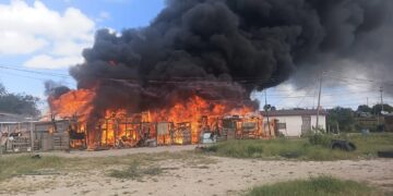 Elementos de Bomberos y corporaciones de apoyo controlaron un incendio que afectó al menos cinco viviendas en la colonia Periodistas de Piedras Negras.