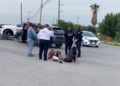 Camioneta y motocicleta chocan en acceso a El Edén; dos jóvenes terminan hospitalizados.