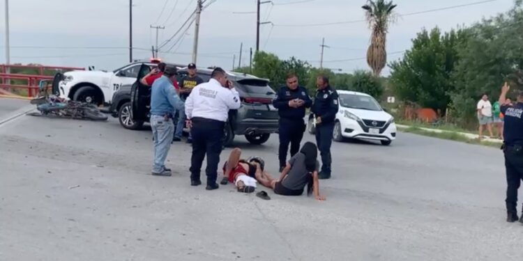 Camioneta y motocicleta chocan en acceso a El Edén; dos jóvenes terminan hospitalizados.