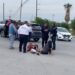Camioneta y motocicleta chocan en acceso a El Edén; dos jóvenes terminan hospitalizados.
