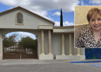 Personal de la Fiscalía General del Estado realizó las diligencias correspondientes tras el hallazgo de una mujer sin vida en el panteón municipal de Morelos.