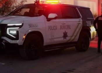 El propietario encontró daños en la puerta principal de su vivienda y reportó el robo de diversos objetos de valor y dinero en efectivo.