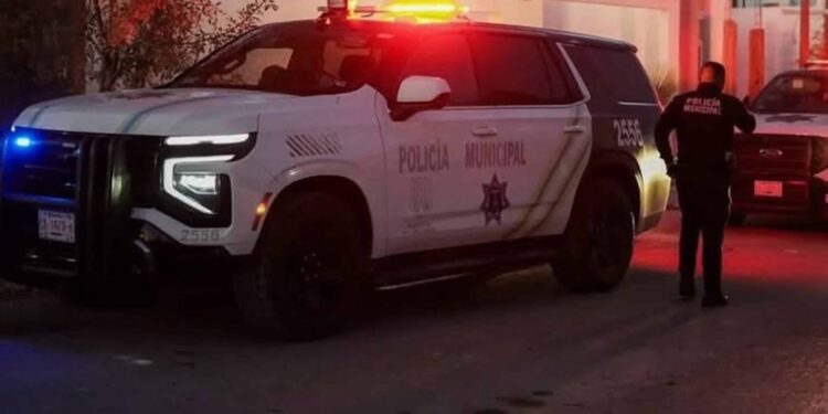 El propietario encontró daños en la puerta principal de su vivienda y reportó el robo de diversos objetos de valor y dinero en efectivo.