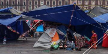 Integrantes de la CNTE comenzaron el retiro de su plantón en el Zócalo de la Ciudad de México tras acordar un receso en la huelga nacional y reorganizar sus próximas acciones.