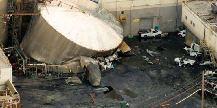 Investigan causas de tragedia química que dejó 11 muertos en planta de Washington.