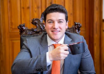 Integrantes de la Consejería Jurídica de Nuevo León entregaron la defensa por escrito de Samuel García ante el Congreso estatal,