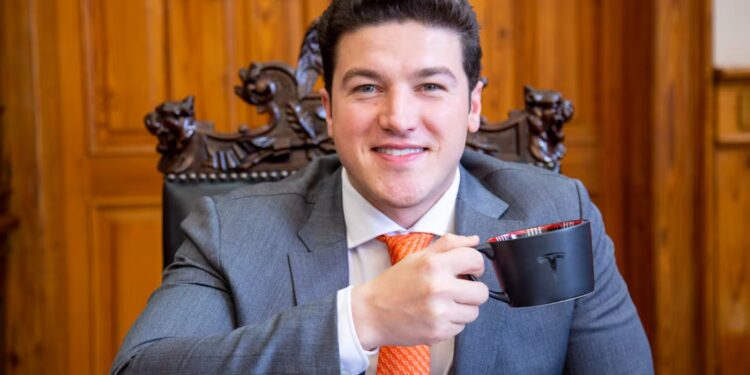 Integrantes de la Consejería Jurídica de Nuevo León entregaron la defensa por escrito de Samuel García ante el Congreso estatal,