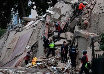 Doble terremoto en Venezuela deja 235 muertos y 4 mil 300 heridos; continúan labores de rescate.