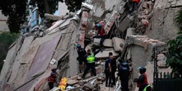 Doble terremoto en Venezuela deja 235 muertos y 4 mil 300 heridos; continúan labores de rescate.