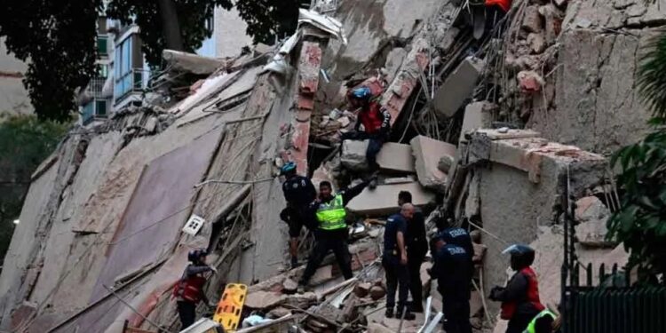 Doble terremoto en Venezuela deja 235 muertos y 4 mil 300 heridos; continúan labores de rescate.