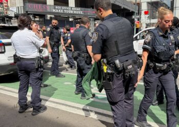 Elementos de la Policía de Nueva York desplegaron un operativo en Times Square tras un tiroteo.
