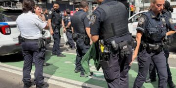 Elementos de la Policía de Nueva York desplegaron un operativo en Times Square tras un tiroteo.