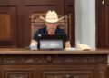 Congreso separa temporalmente a Tony Flores por ausencias; suplente ocupará su lugar.