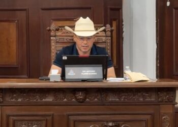 Congreso separa temporalmente a Tony Flores por ausencias; suplente ocupará su lugar.