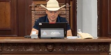 Congreso separa temporalmente a Tony Flores por ausencias; suplente ocupará su lugar.