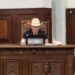 Congreso separa temporalmente a Tony Flores por ausencias; suplente ocupará su lugar.