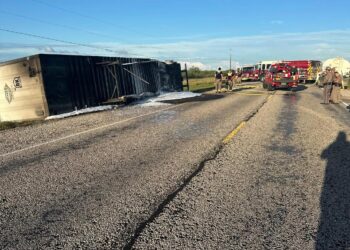 Vuelca tráiler en la carretera 277 entre Eagle Pass y Carrizo Springs.
