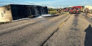 Vuelca tráiler en la carretera 277 entre Eagle Pass y Carrizo Springs.