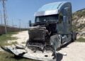 La pesada unidad cayó del puente en el tramo Nava-Piedras Negras de la carretera federal 57.
