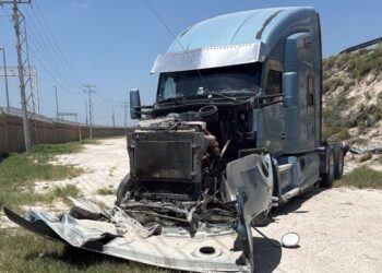 La pesada unidad cayó del puente en el tramo Nava-Piedras Negras de la carretera federal 57.