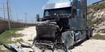 La pesada unidad cayó del puente en el tramo Nava-Piedras Negras de la carretera federal 57.