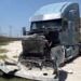 La pesada unidad cayó del puente en el tramo Nava-Piedras Negras de la carretera federal 57.