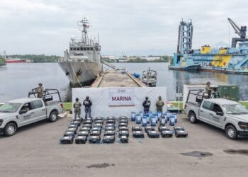 Marina aseguró más de una tonelada de cocaína frente a costas de Chiapas; hay tres detenidos.